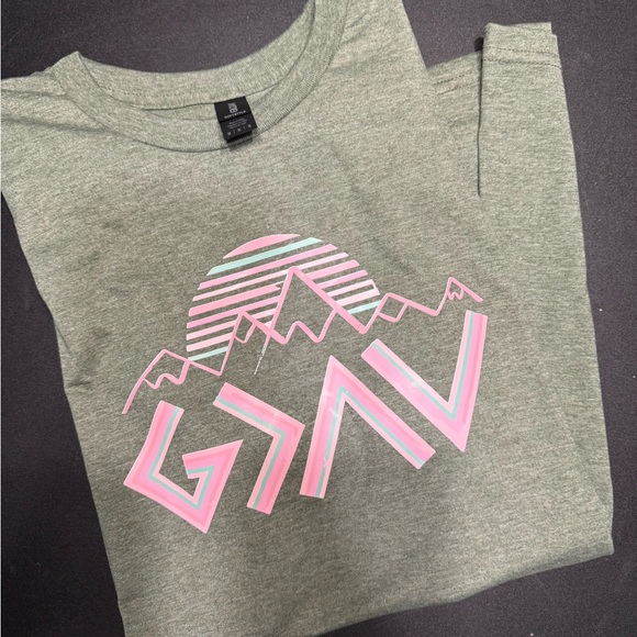 Gildan Tops - Green Graphic T-Shirt with Pink and White Design